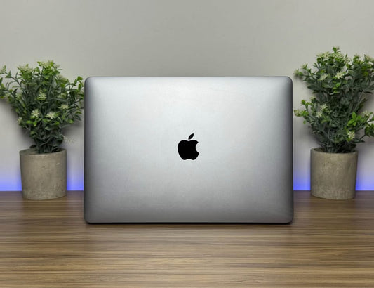 MacBook Pro 2017 | Intel i7 – 16 GB RAM – 512 GB SSD – 13.3”