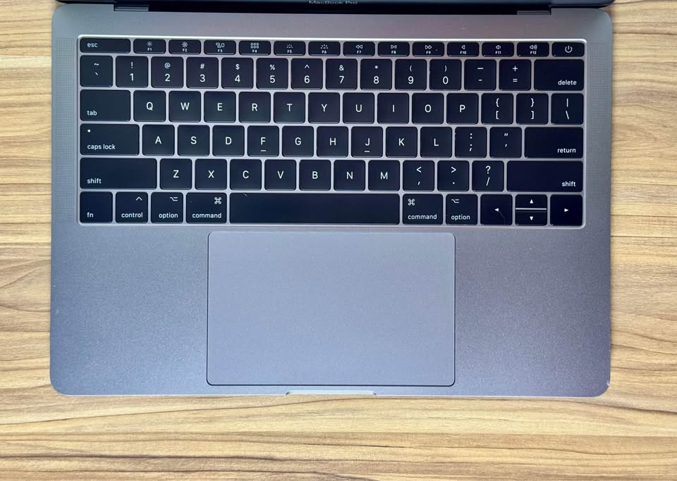 MacBook Pro 2017 | Intel i7 – 16 GB RAM – 512 GB SSD – 13.3”